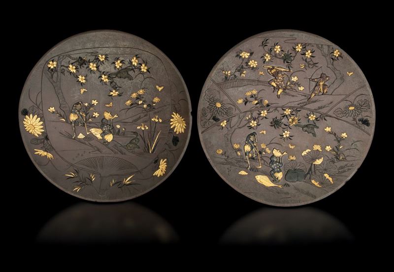 Coppia di piatti in bronzo con inserti in oro raffiguranti scene di caccia e pesca, Giappone, epoca Meiji (1868-1912)  - Asta Fine Chinese Works of Art - Cambi Casa d'Aste