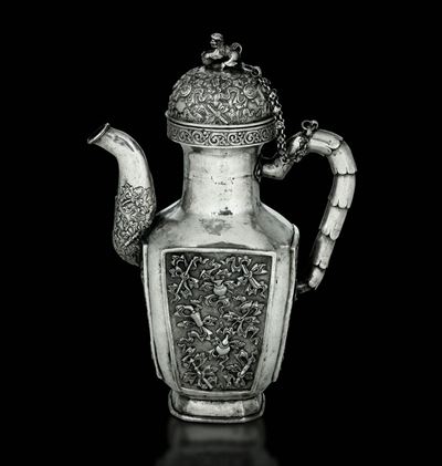 Teiera in Argento con Decori Naturalistici a Rilievo, Presa del Coperchio a Guisa di Cane di Pho ...