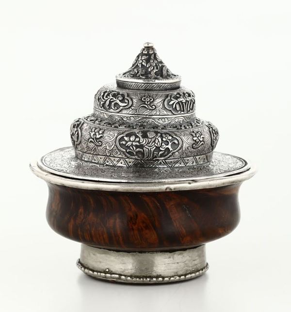 Tazza in radica con coperchio in argento e decori naturalistici, Tibet, XIX secolo