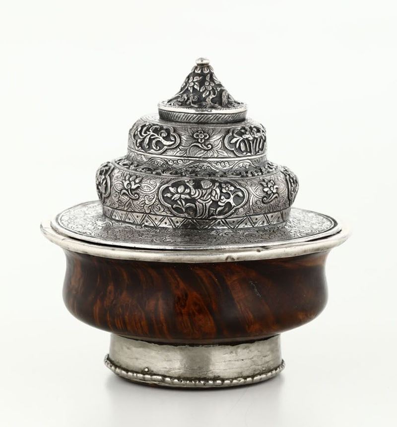 Tazza in radica con coperchio in argento e decori naturalistici, Tibet, XIX secolo  - Asta Chinese Works of Art - Cambi Casa d'Aste