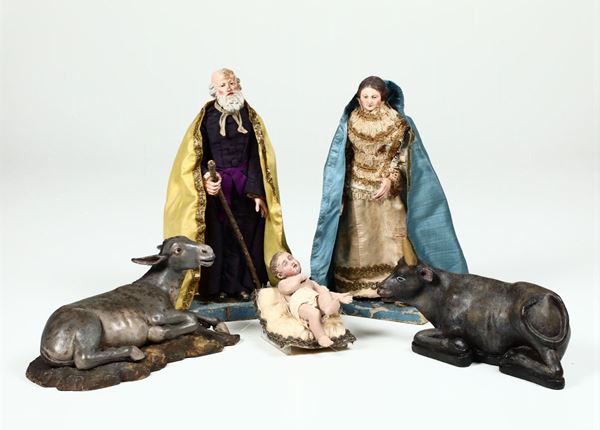 Gruppo di cinque statuine da presepe con abiti Sacra Famiglia con il bue e l'asinello