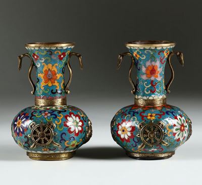 Coppia di Vasi a Smalti Cloisonnã¨ con Decoro di Fiori di Loto, Ruota della Giustizia a Rilievo e...