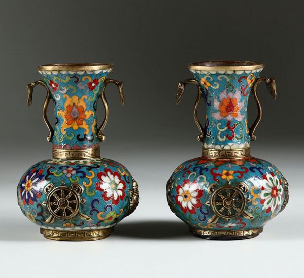 Coppia di vasi a smalti cloisonnÃ¨ con decoro di fiori di loto, ruota della giustizia a rilievo e manici a foggia di ruyi, Cina, XX secolo
