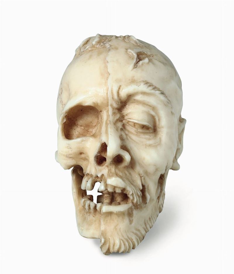 Memento Mori in avorio scolpito, Francia o Germania probabile XIX secolo raffigurante cranio e testa in decomposizione  - Asta Antiquariato - Cambi Casa d'Aste