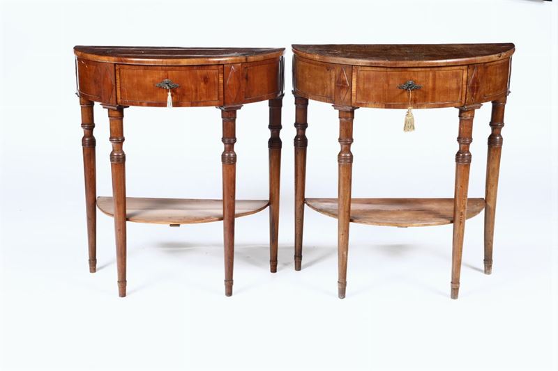 Due mezzi tavolini in noce, XIX-XX secolo  - Auction Furniture - Cambi Casa d'Aste