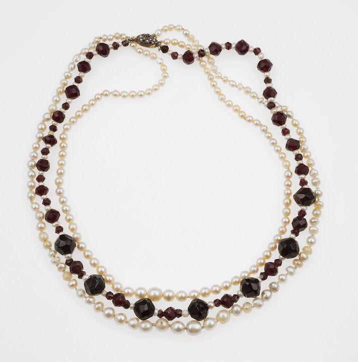 Girocollo composto da due fili di perle coltivate ed un filo di paste vitree rosse  - Auction Spring Jewels - I - Cambi Casa d'Aste