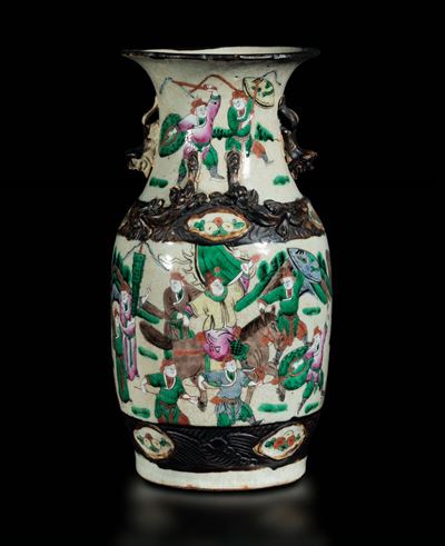 Vaso in Porcellana a Smalti Policromi con Figure di Guerrieri e Decori a Foggia di Piccoli Draghi...