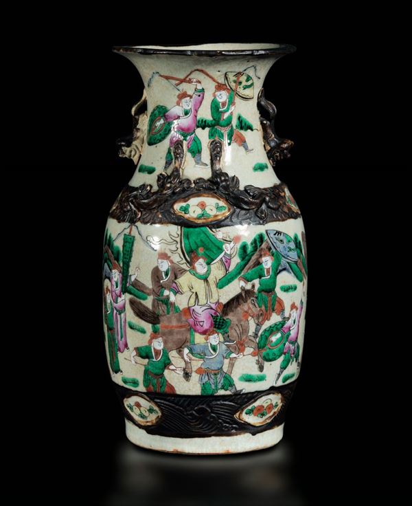 Vaso in porcellana a smalti policromi con figure di guerrieri e decori a foggia di piccoli draghi a rilievo, Cina, Dinastia Qing, fine XIX secolo