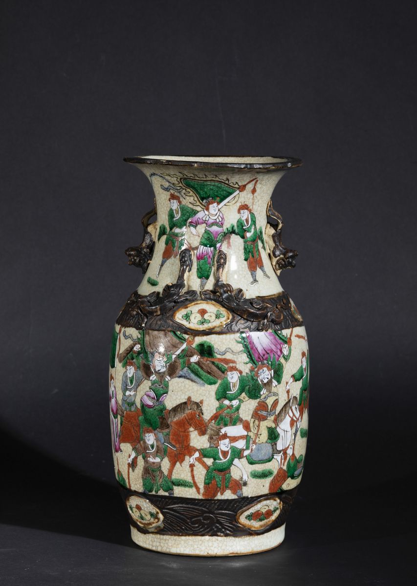 Vaso in Porcellana a Smalti Policromi con Figure di Guerrieri e Decori a Foggia di Piccoli Draghi...