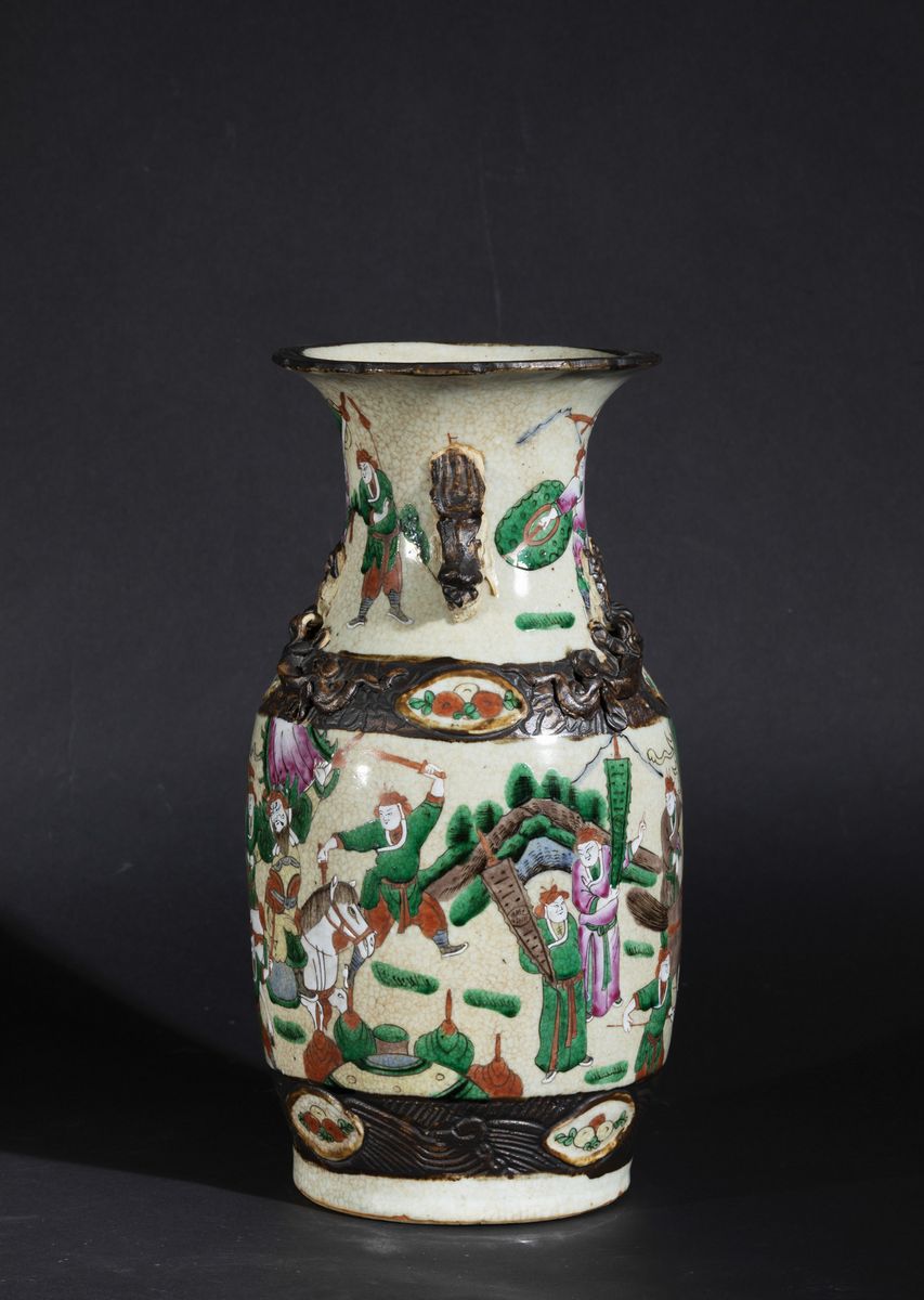 Vaso in Porcellana a Smalti Policromi con Figure di Guerrieri e Decori a Foggia di Piccoli Draghi...