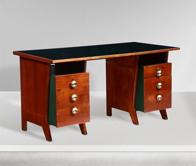 Scrivania con Struttura in Legno e Legno Laccato. Dettagli in Ottone. Piano in Vetro Colorato.
