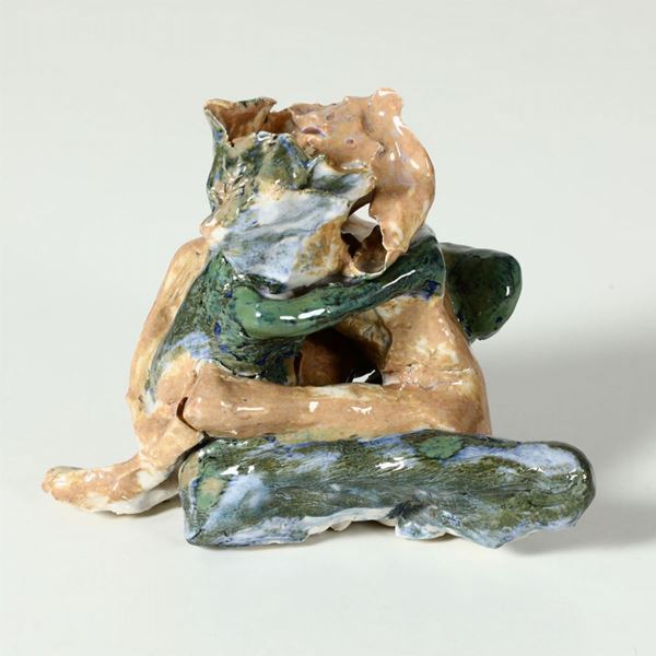 Piccola scultura in terracotta maiolicata raffigurante amanti