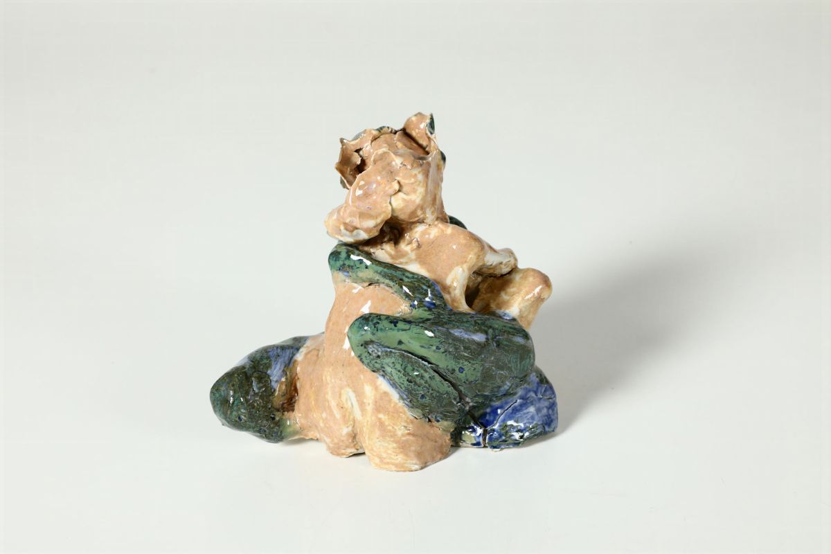 Piccola Scultura in Terracotta Maiolicata Raffigurante Amanti