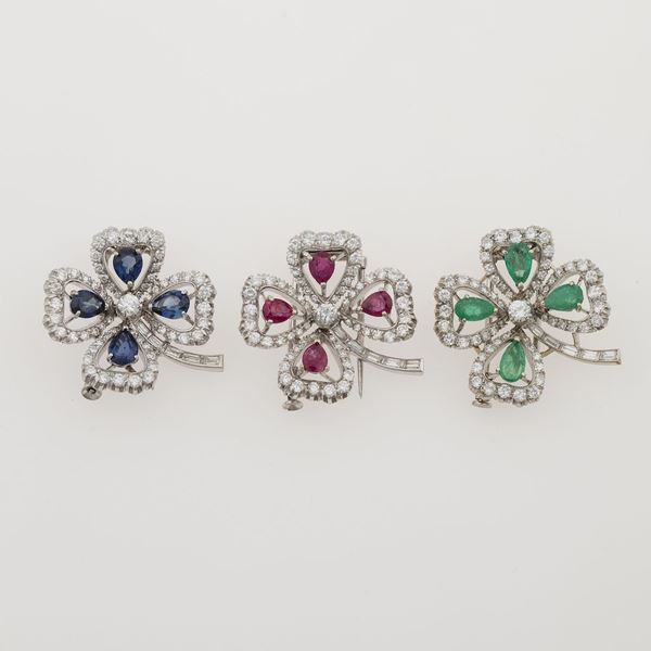 Tre spille quadrifoglio con rubini, smeraldi, zaffiri e diamanti