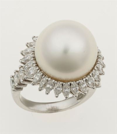 Anello con Perla Coltivata e Diamanti a Contorno