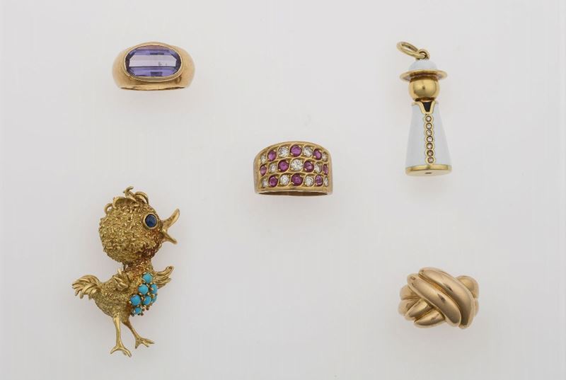 Three gold rings, gold brooch and gold pendant  - Auction Jewels - Cambi Casa d'Aste