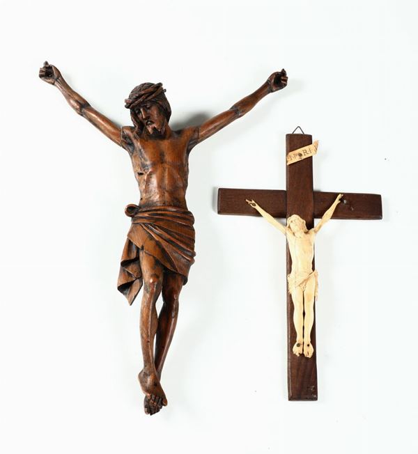 Lotto composto da cristo in legno e cristo in avorio su croce in legno