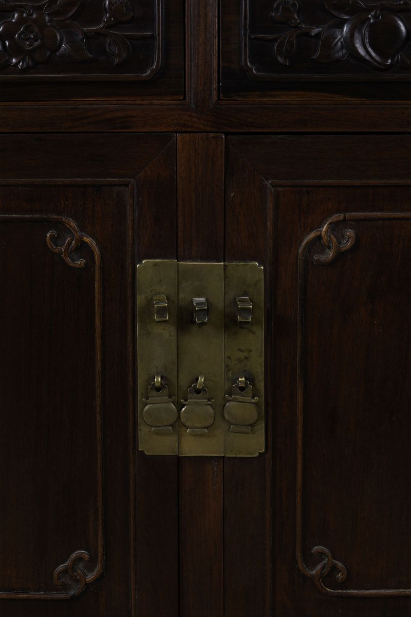 Coppia di Credenze in Legno di Homu Scolpito con Decori Floreali e Specchio, Cina, Dinastia Qing,...