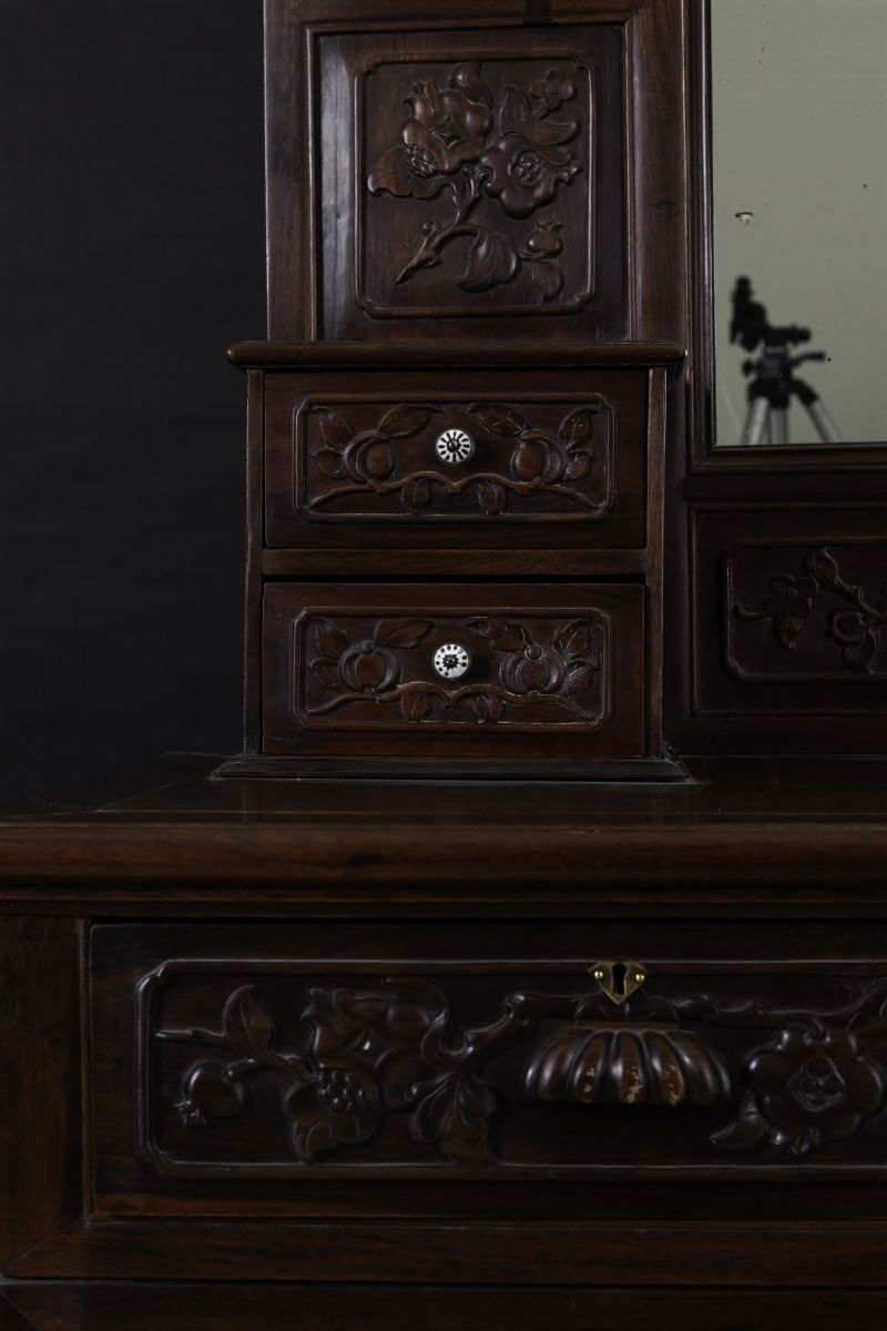 Coppia di Credenze in Legno di Homu Scolpito con Decori Floreali e Specchio, Cina, Dinastia Qing,...