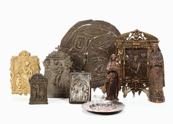 Gruppo di paci, placche e sculture in bronzo e altri materiali, varie epoche