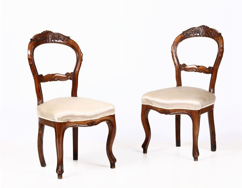 Coppia di sedie in legno intagliato, XIX secolo  - Asta Arredi - Cambi Casa d'Aste