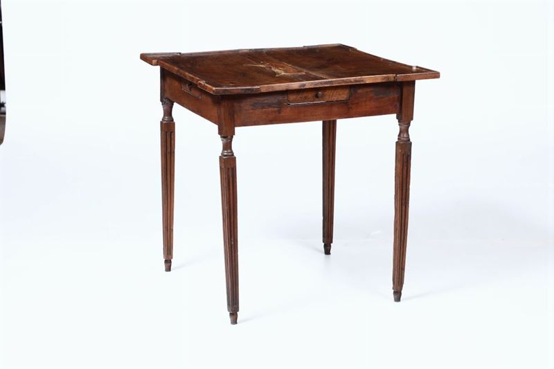 Tavolino da gioco in noce con piano intarsiato, XVIII secolo  - Asta Arredi - Cambi Casa d'Aste