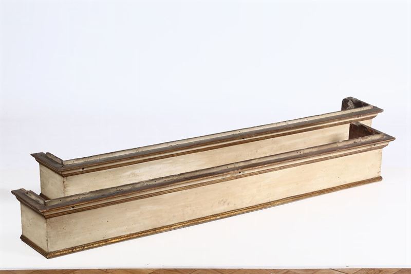 Coppia di mantovane in legno laccato  - Auction Furniture - Cambi Casa d'Aste