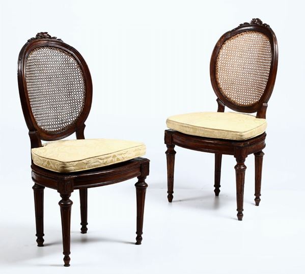 Coppia di sedie in noce, fine XVIII secolo
