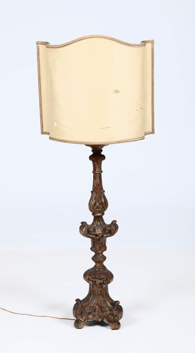 Candeliere in legno intagliato e dorato, XVIII secolo  - Auction Furniture - Cambi Casa d'Aste
