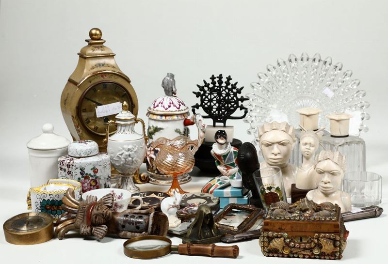 Lotto di oggetti in osso, porcellana e altri materiali  - Asta Ceramiche e Antichità - Cambi Casa d'Aste