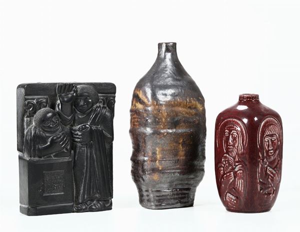 Tre oggetti in ceramica e terracotta, XX secolo