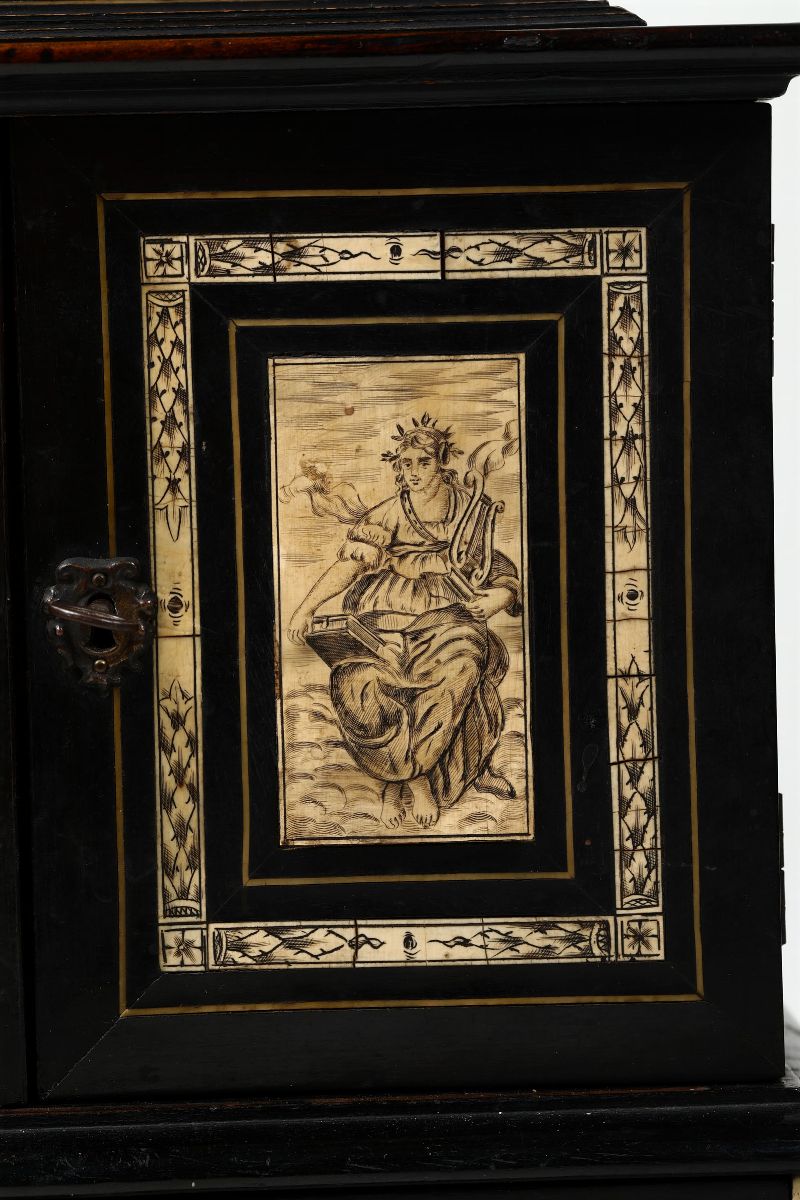 Piccolo Monetiere in Legno Ebanizzato e Avorio Inciso, Ebanista del XVIII Secolo
