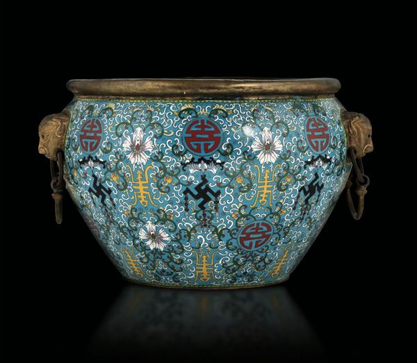 Grande cachepot a smalti cloisonnè con decoro a fiori di loto, simboli taoisti a anse ad anello con mascheroni a foggia di testa di leone, Cina, Dinastia    Qing, epoca Daoguang (1821-1850)