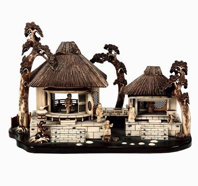 Gruppo in Avorio Scolpito Raffigurante Villaggio con Pagode e Personaggi, Cina, Inizi XX Secolo