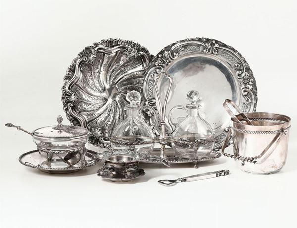 Servizio da tavola in argento composto da due piatti, cestino portaghiaccio e accessori
