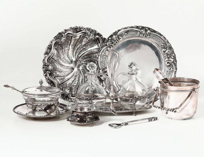 Servizio da tavola in argento composto da due piatti, cestino portaghiaccio e accessori  - Asta Argenti - Asta a Tempo - Cambi Casa d'Aste