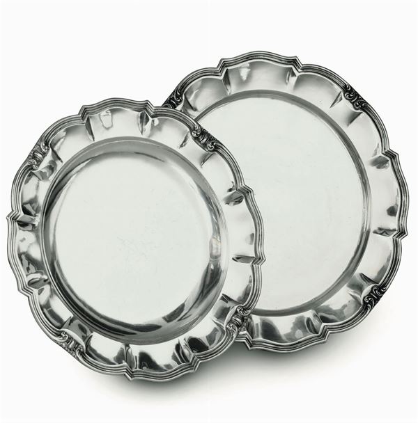 Due grandi piatti in argento, manifattura artistica Italiana del metà del XX secolo