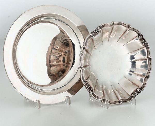 Due ciotole in argento. XX secolo