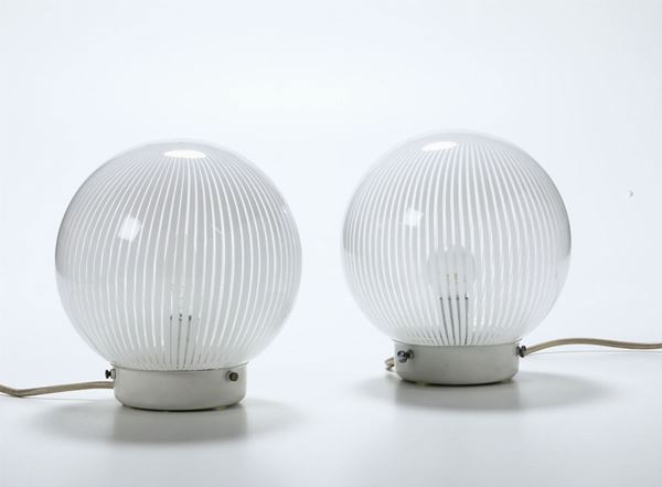 Coppia di lampade da tavolo con struttura in metallo e diffusore in vetro, XX secolo