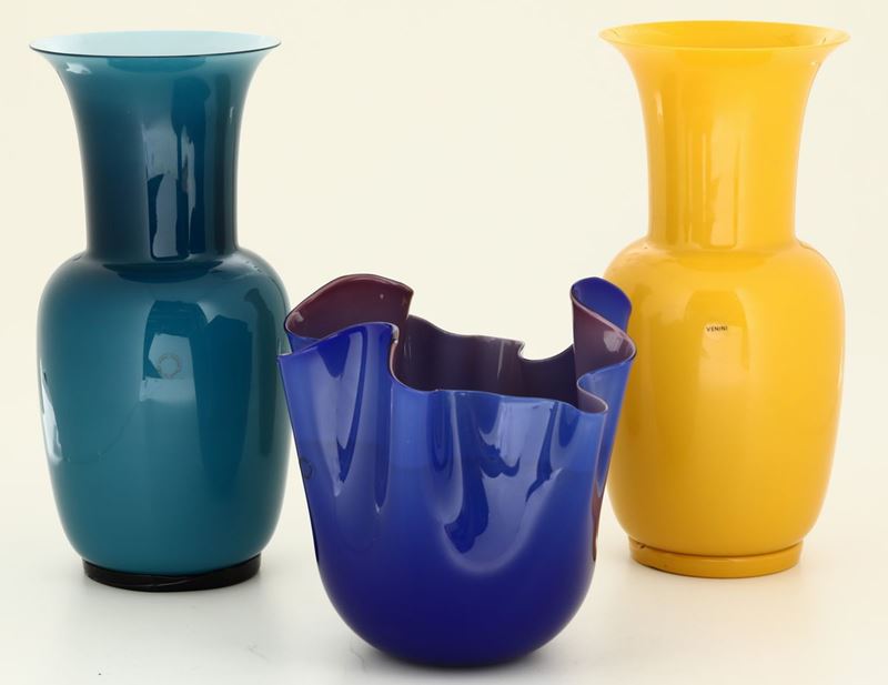 Vaso a fazzoletto e altri due vasi in vetro  - Asta Ceramiche e Antichità - Cambi Casa d'Aste