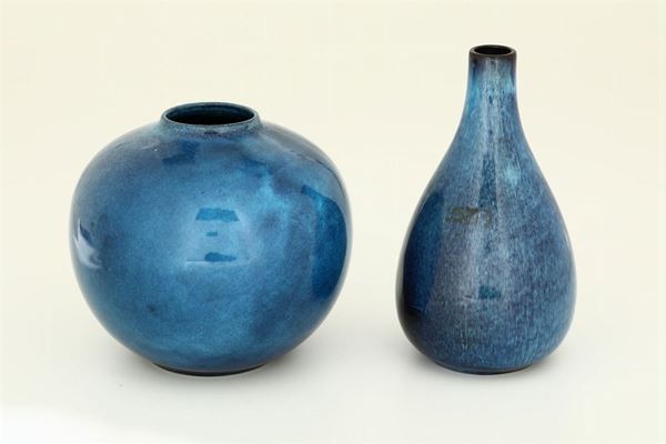 Due vasi in ceramica diversi, XX secolo