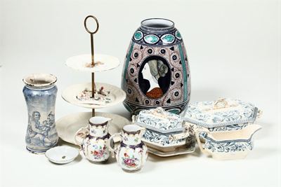 Insieme di Oggetti in Ceramica e Porcellana di Varie Epoche e Manifatture