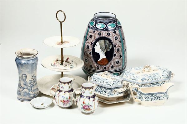 Insieme di oggetti in ceramica e porcellana di varie epoche e manifatture