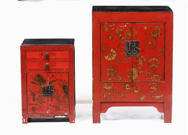 Due mobiletti in legno laccato con decori a cineserie in oro su fondo rosso, Cina, XX secolo