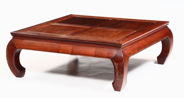 Grande tavolo basso in legno di Homu con gambe arcuate, Cina, XX secolo