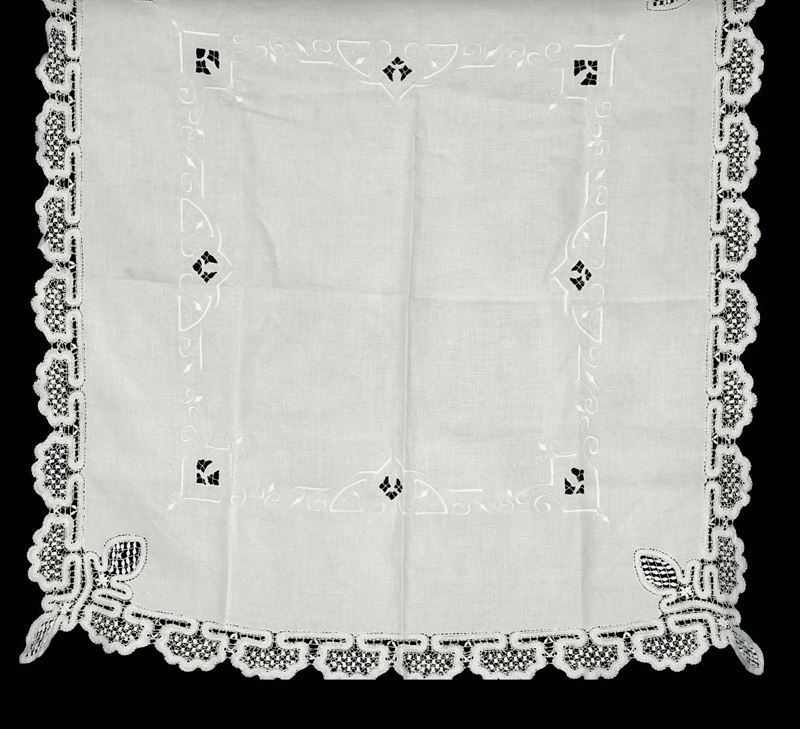 Tovaglia da tè quadrata in lino, Italia XX secolo  - Auction L'Art de la Table - Cambi Casa d'Aste