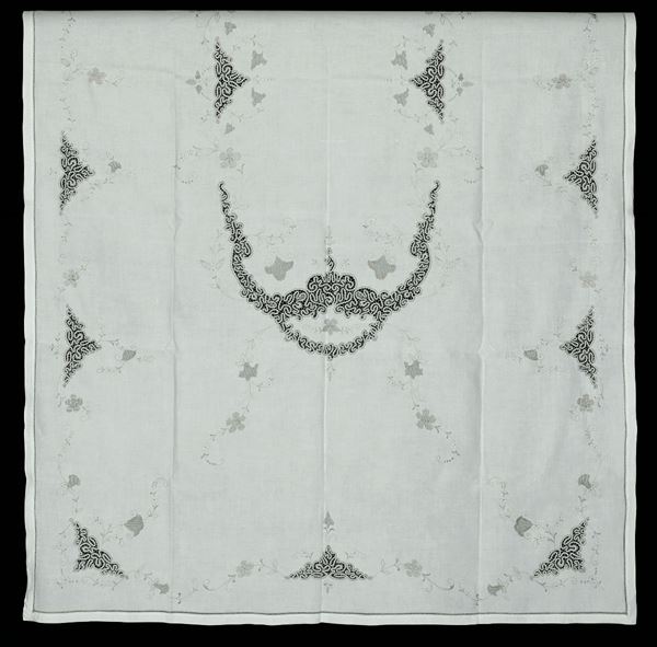 Tovaglia bianca in lino con ricami avorio, Italia XX secolo