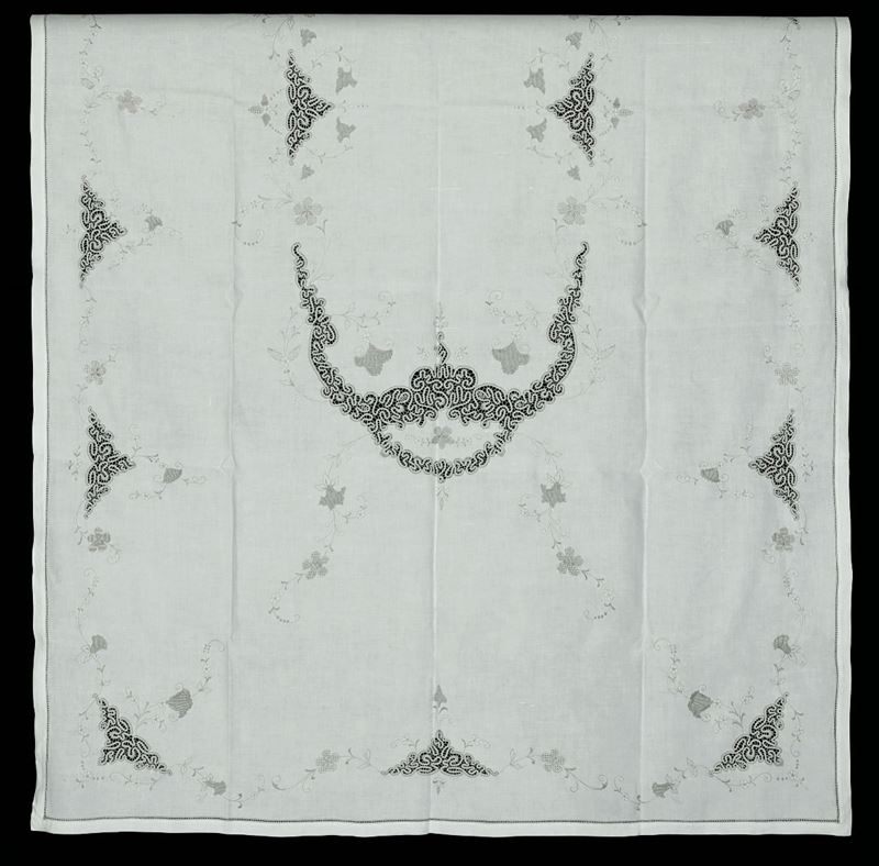 Tovaglia bianca in lino con ricami avorio, Italia XX secolo  - Asta L'Art de la Table - Cambi Casa d'Aste