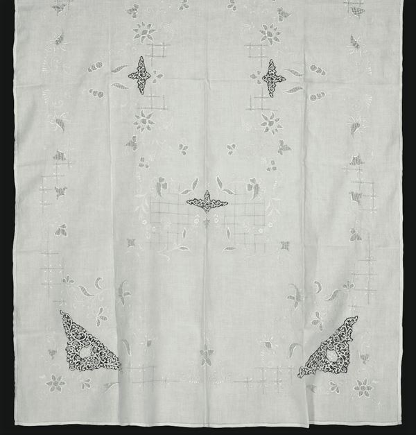 Tovaglia bianca in lino, Italia XX secolo