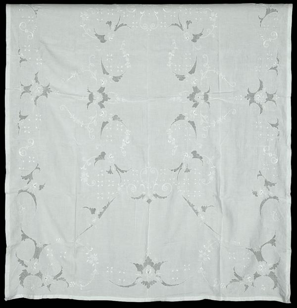 Tovaglia bianca in lino con otto tovaglioli, Italia XX secolo
